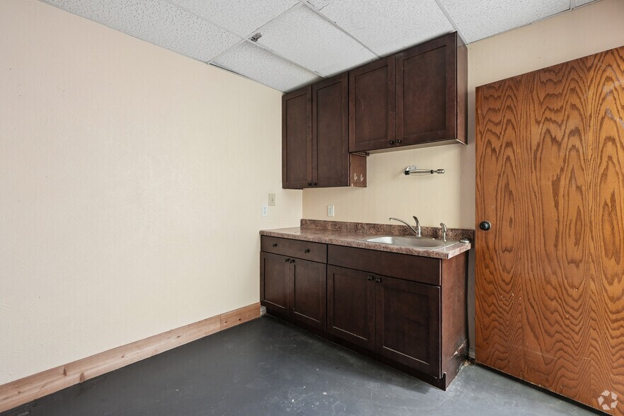 More Photos Of 1400 Summit Ave, Plano Showroom For Lease