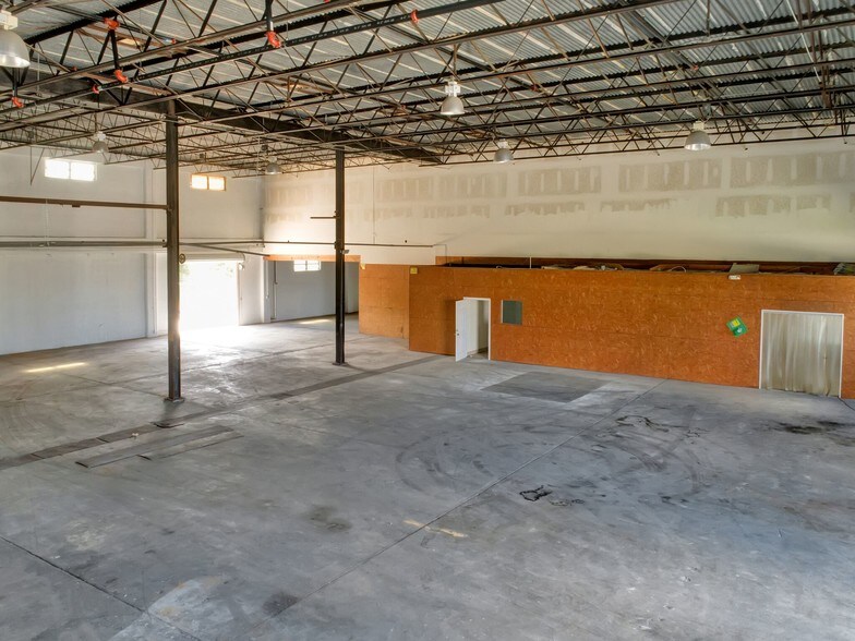 More Photos Of 110-112 W Interlake Blvd, Lake Placid Warehouse For Sale