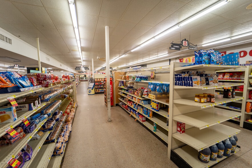 More Photos Of 1302 E Crestwood Dr, Victoria Storefront For Sale