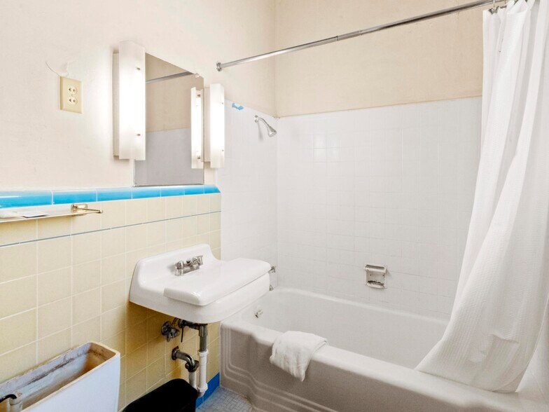 More Photos Of 905 W Spruce St, Rawlins Hotel For Sale