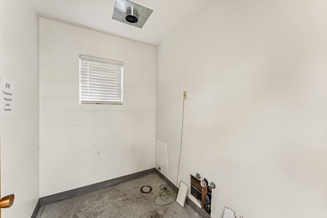 More Photos Of 1596 NW Washington Blvd, Grants Pass Industrial For Sale