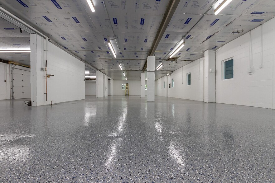 More Photos Of 925 Virginia St, Shelbyville Warehouse For Lease