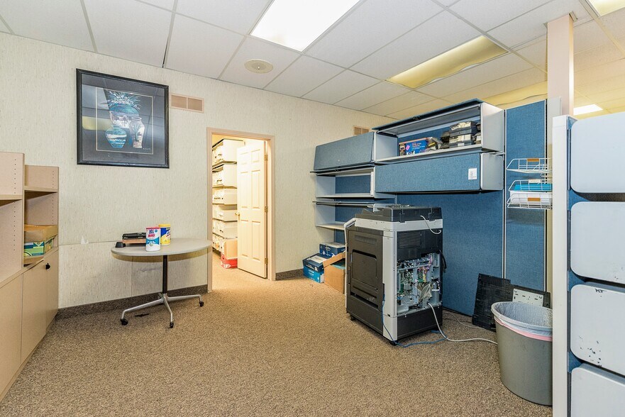 More Photos Of 18735 Ecorse Rd, Allen Park Office For Lease