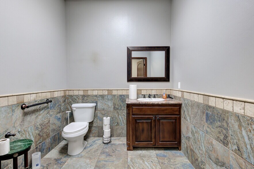 More Photos Of 6308 NW 39th Expy, Bethany Freestanding For Sale