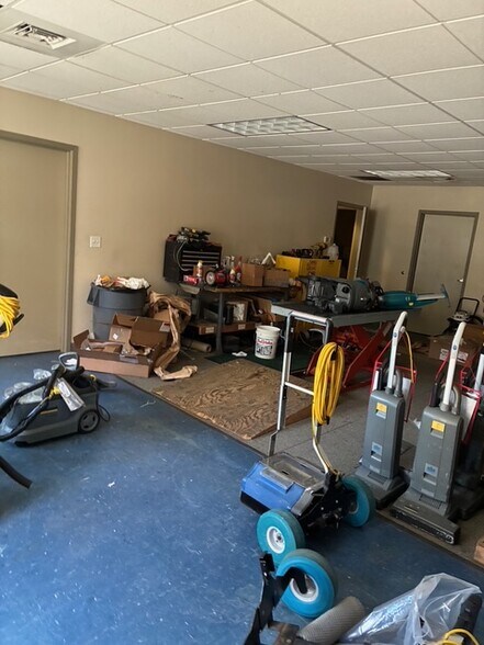 More Photos Of 160 S Turnpike Rd, Wallingford Light Distribution For Lease