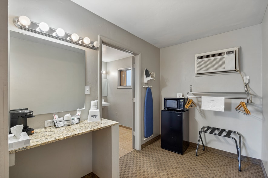 More Photos Of 480 W Deuce of Clubs, Show Low Hotel For Sale