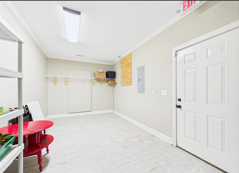 More Photos Of 102 Kimberly Ave, Muscle Shoals Office For Sale