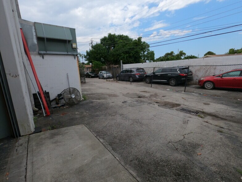 More Photos Of 7685 Pines Blvd, Pembroke Pines Showroom For Lease