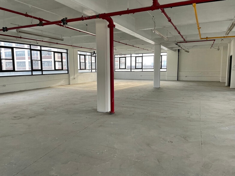 More Photos Of 753-755 E 134th St, Bronx Warehouse For Lease
