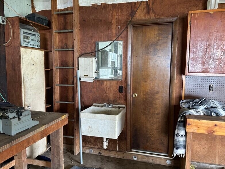 More Photos Of 907 N Hemlock St, Le Roy Warehouse For Sale