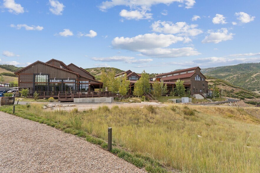 More Photos Of 27649 Old Lincoln Highway, Wanship Freestanding For Sale