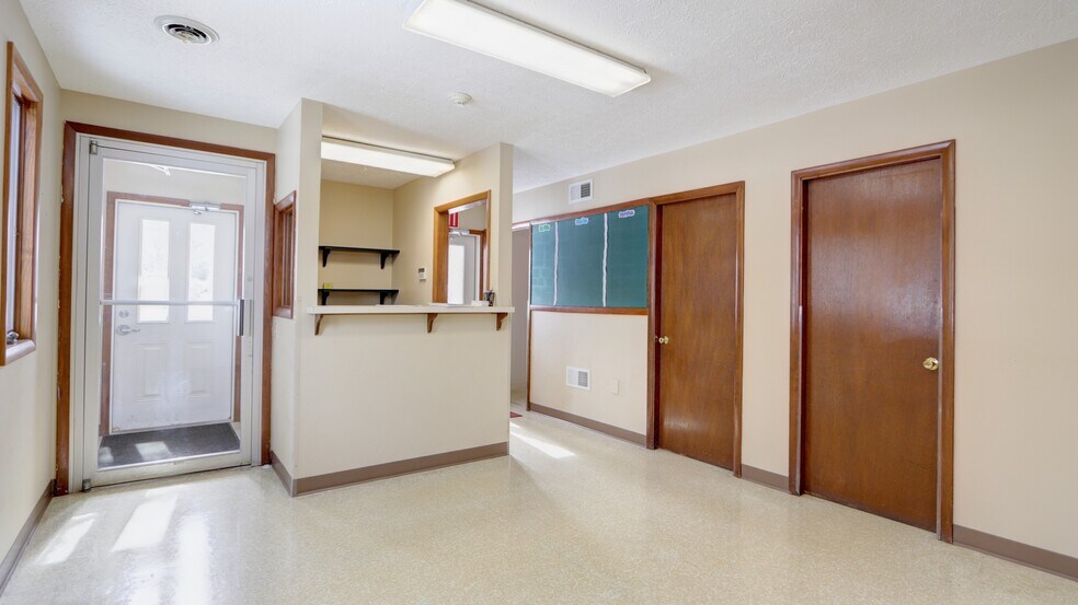 More Photos Of 762 Pre Emption Rd, Geneva Veterinarian Kennel For Sale