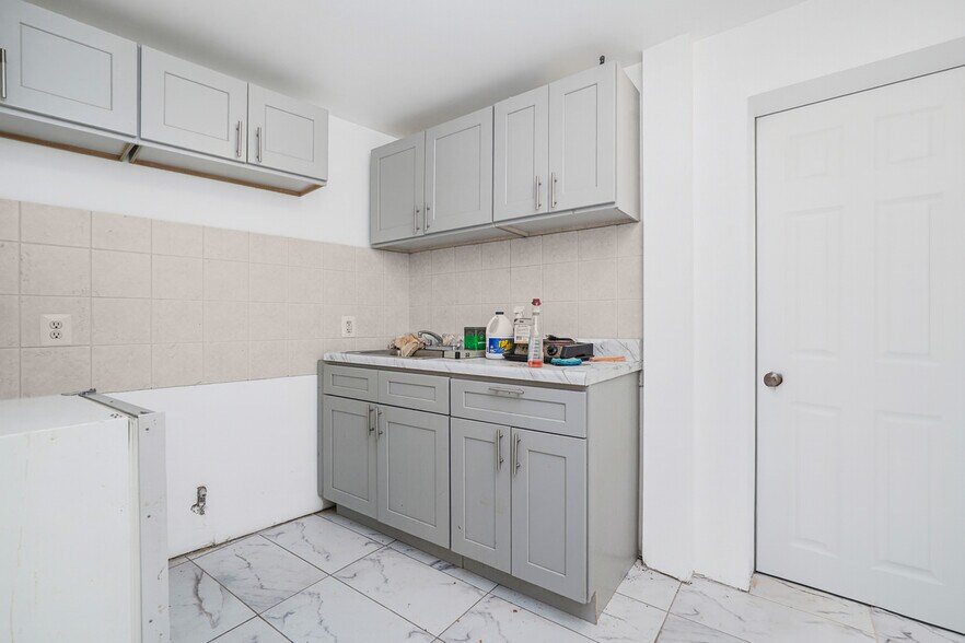 More Photos Of 419 Jersey St, Staten Island Storefront For Sale