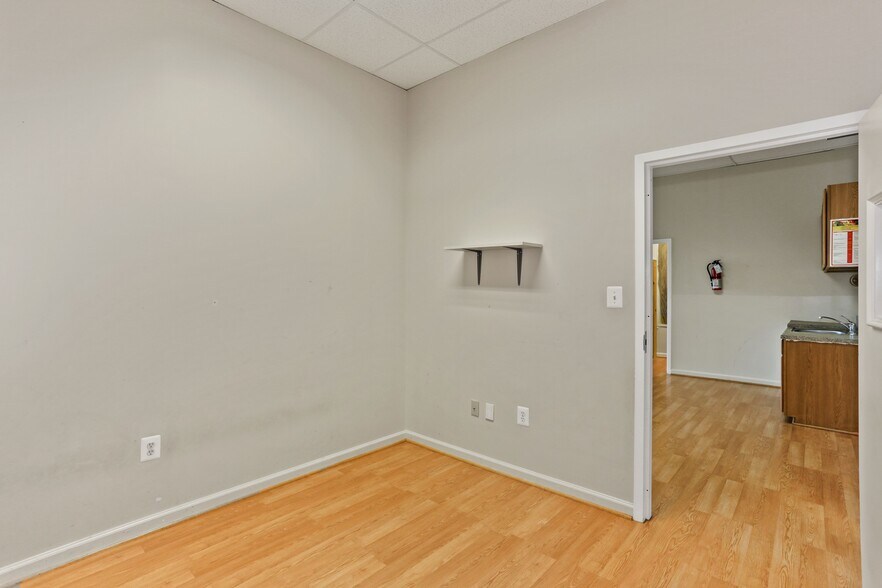 More Photos Of 4229 Lafayette Center Dr, Chantilly Office For Sale