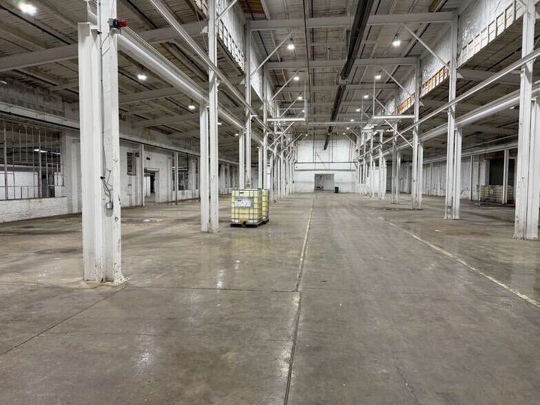 More Photos Of 1100 E Bell St, Bloomington Manufacturing For Sale