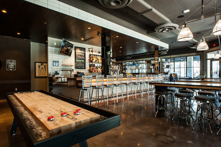 More Photos Of 15300 Ventura Blvd, Sherman Oaks Office For Lease