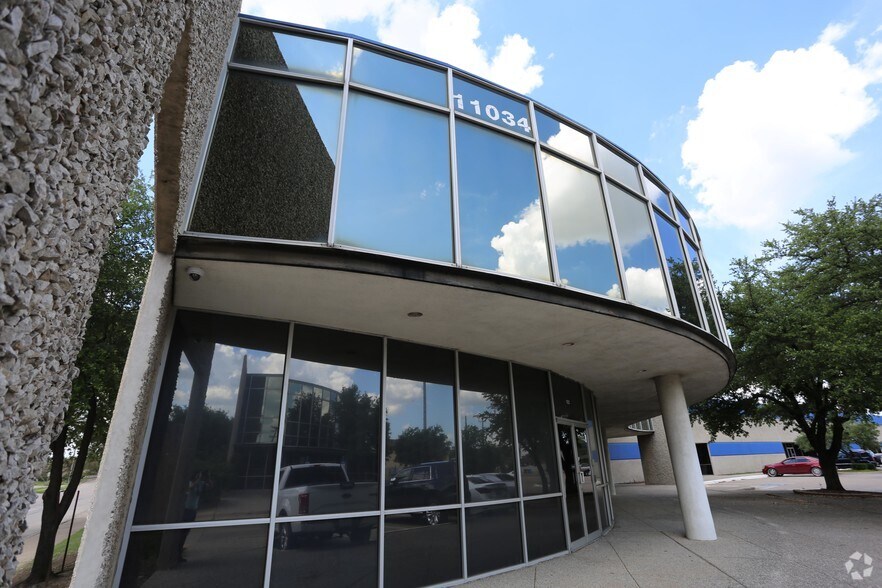 More Photos Of 11034 Shady Trl, Dallas Showroom For Lease