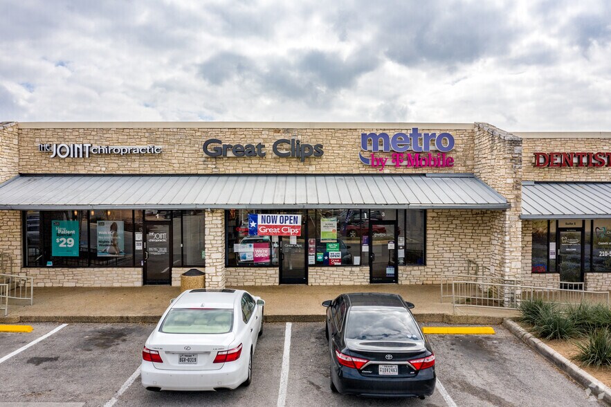 More Photos Of 2929-2951 Thousand Oaks Dr, San Antonio Storefront For Lease