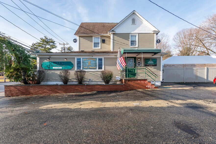 More Photos Of 83 Pulaski Rd, Kings Park Bar For Sale