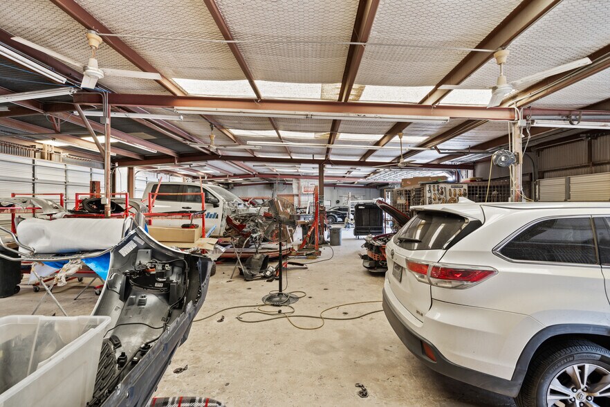 More Photos Of 955 W Kingsbury St, Seguin Auto Repair For Sale