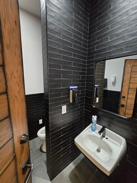 More Photos Of 1041 Eastside Rd, El Paso Warehouse For Sale