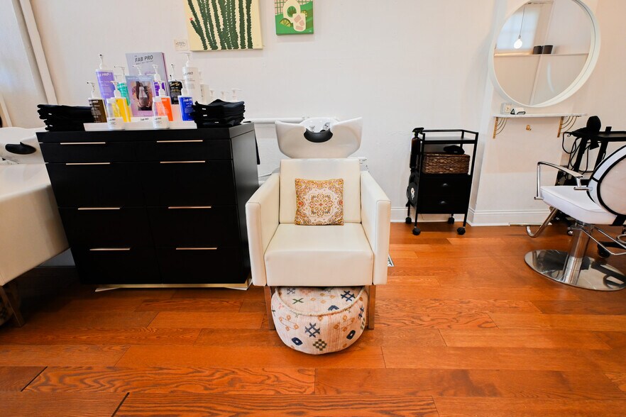 More Photos Of 911 E Cesar Chavez St, Austin Storefront For Lease