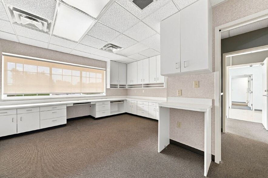More Photos Of 1750 Memorial Dr, Clarksville Medical For Lease