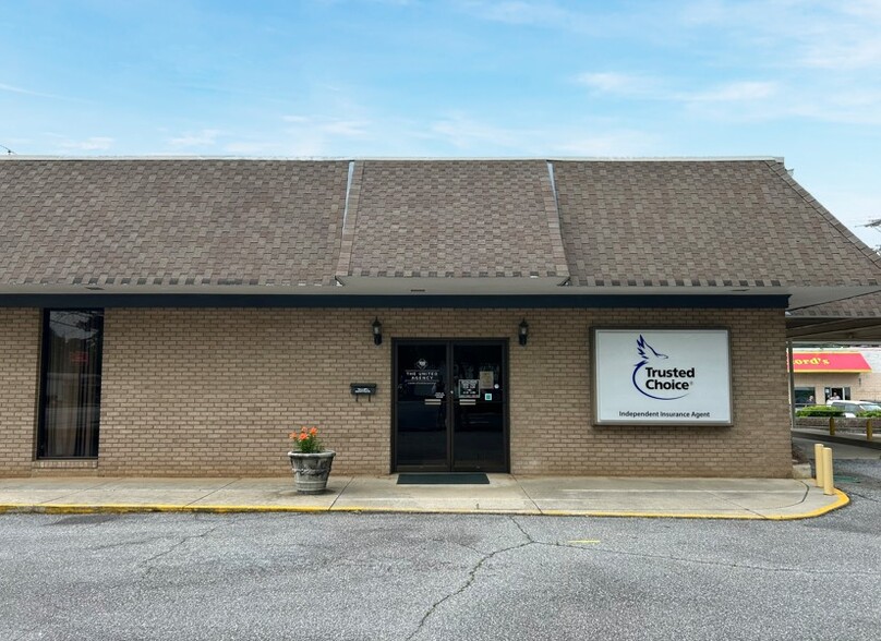 Primary Photo Of 210 Hillcrest Dr, Laurens Storefront Retail Office For Sale