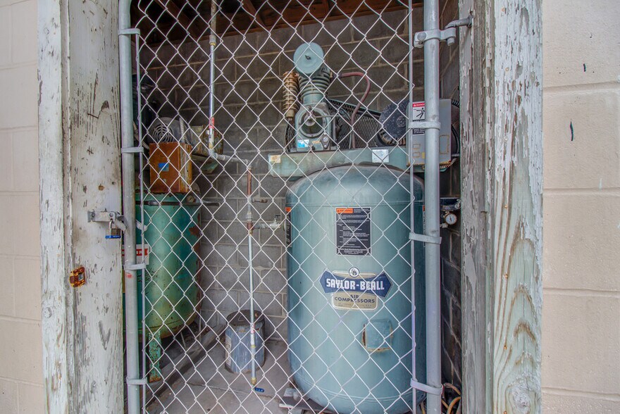 More Photos Of 1814 33rd Ave, Gulfport Auto Repair For Sale