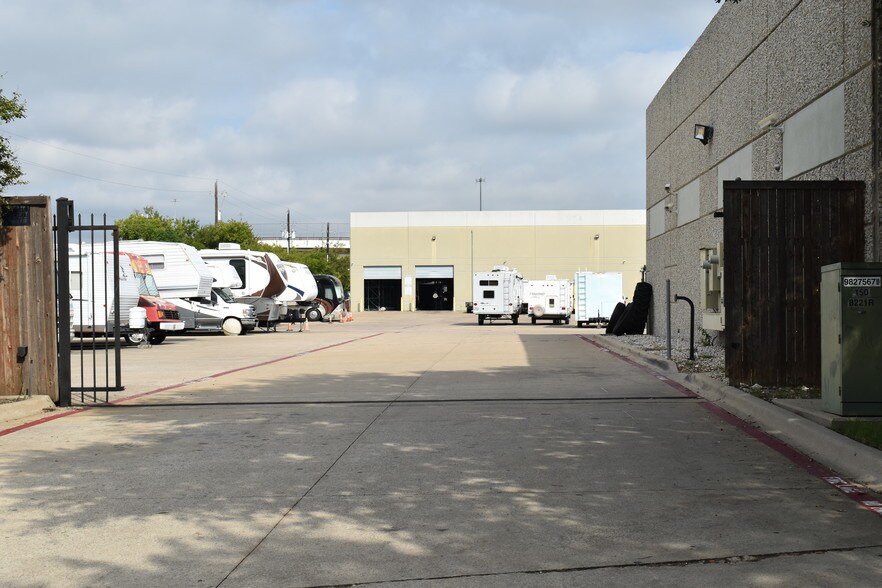 More Photos Of 2501 Mayes Rd, Carrollton Warehouse For Lease