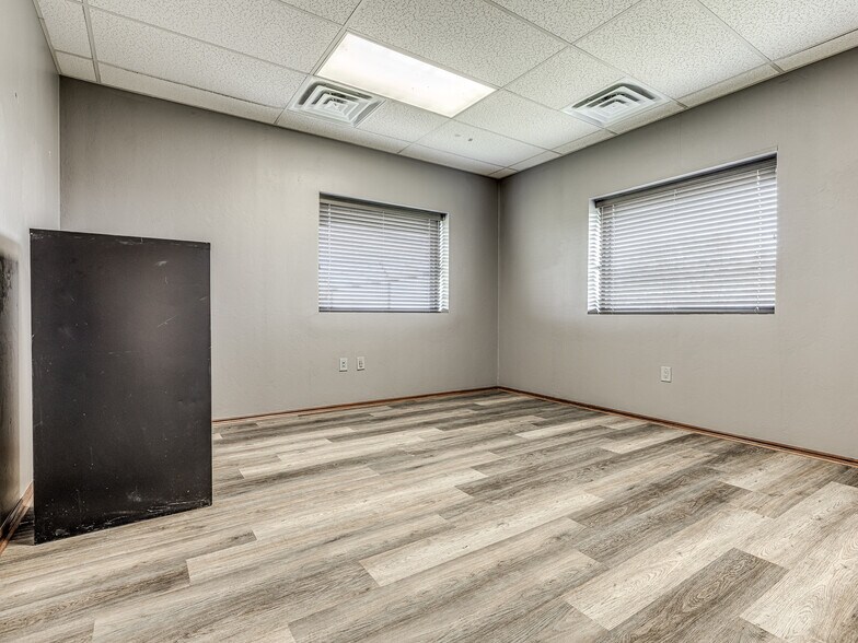 More Photos Of 4900 S Rockwell St, Oklahoma City Warehouse For Lease