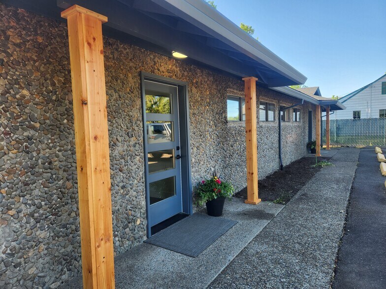 More Photos Of 2115 McDonald, McMinnville Storefront Retail Office For Lease