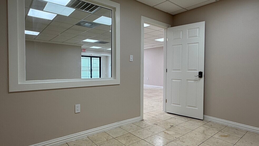 More Photos Of 5901 Schumacher Ln, Houston Office Residential For Lease