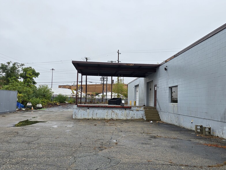 More Photos Of 100 Glen Rd, Cranston Manufacturing For Lease