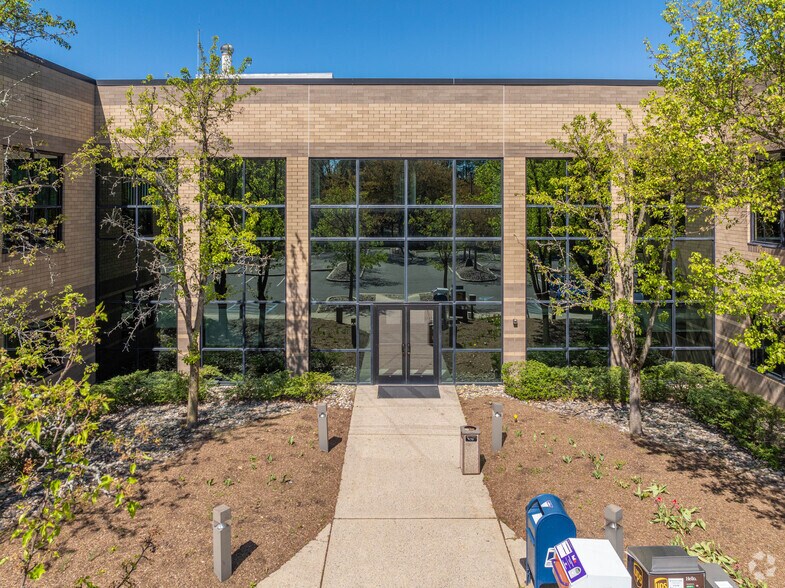More Photos Of 3705 Quakerbridge Rd, Hamilton Office For Lease