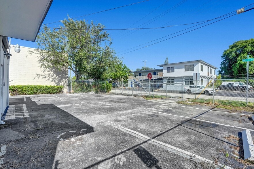 More Photos Of 3055-3057 Broward Blvd, Fort Lauderdale Storefront Retail Office For Sale