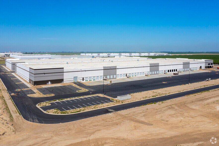 More Photos Of 8115 W Riggin Rd, Visalia Warehouse For Lease