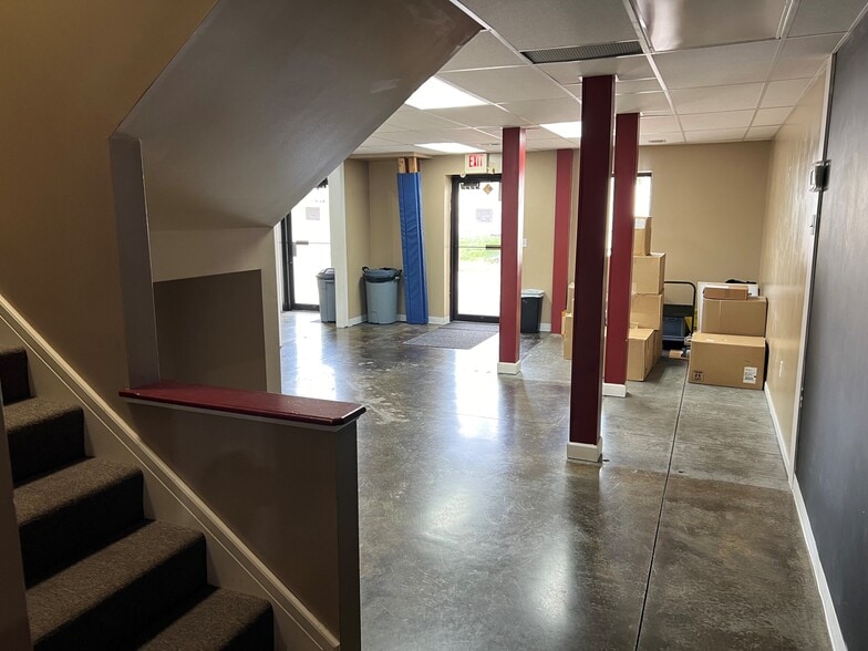 More Photos Of 5110 NW Waukomis Dr, Northmoor Warehouse For Lease