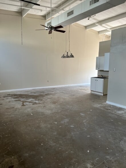 More Photos Of 11166 Ables Ln, Dallas Warehouse For Lease