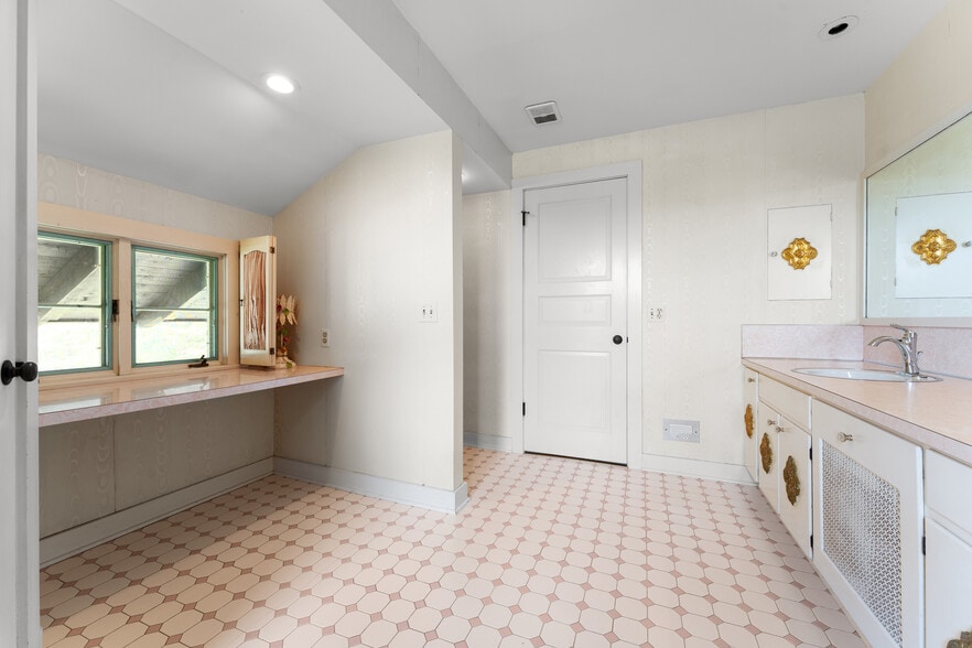 More Photos Of 550 Warner rd, Vienna Specialty For Sale