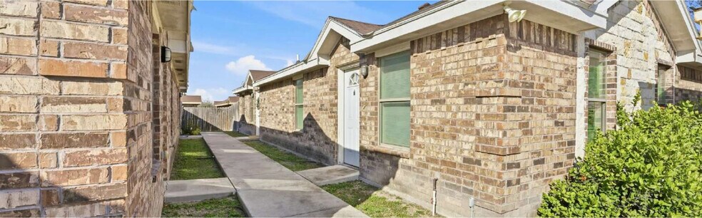 More Photos Of Bellas Hadas & Luz Divina St, Edinburg Specialty For Sale
