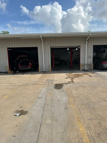 More Photos Of 2525 Westhollow Dr, Houston Auto Repair For Sale