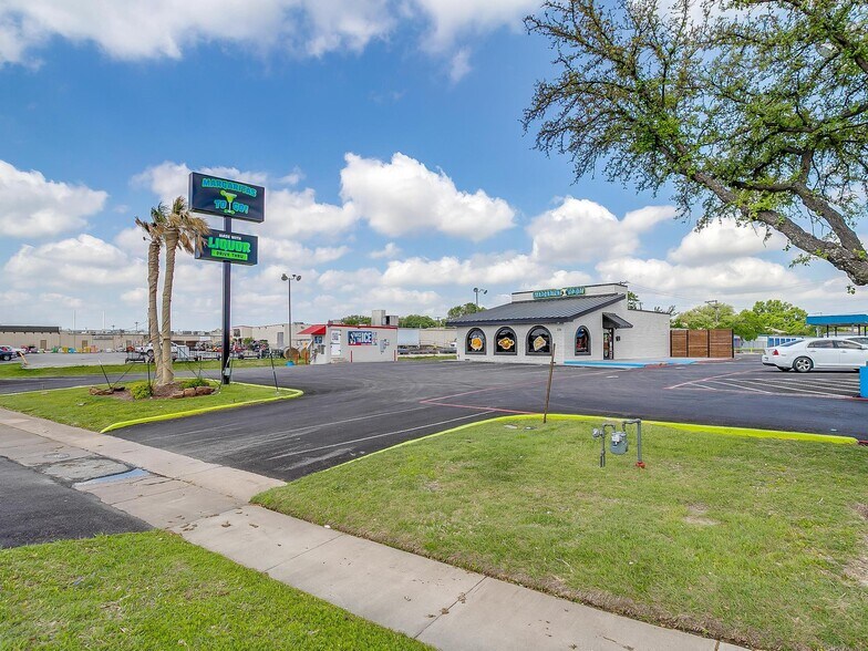 More Photos Of 316 Wilshire Blvd, Burleson Freestanding For Sale