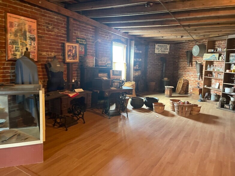 More Photos Of 306 W Main St, South Hill Flex For Lease