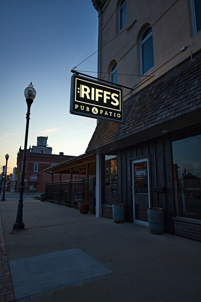 More Photos Of 114 E 5th St, Wahoo Bar For Sale