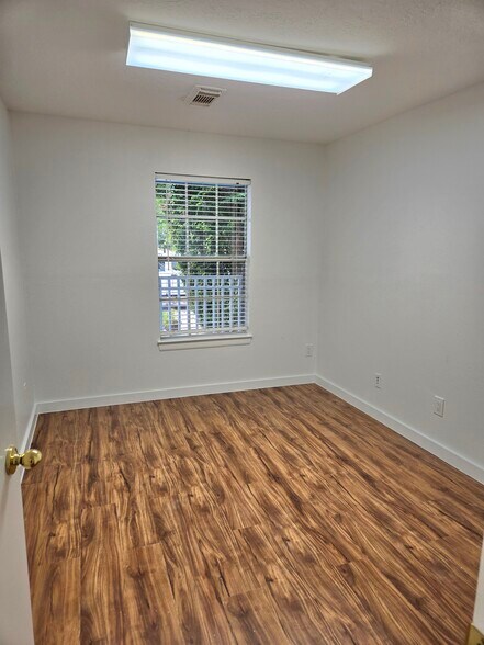 More Photos Of 1324 Avenue D, Katy Medical For Sale