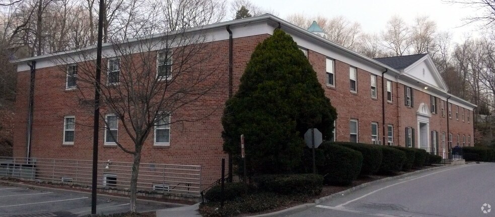 More Photos Of 49 Lake Ave, Greenwich Medical For Lease