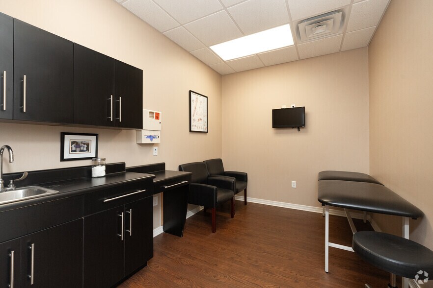 More Photos Of 700-710 Hospital Dr, Crestview Medical For Lease