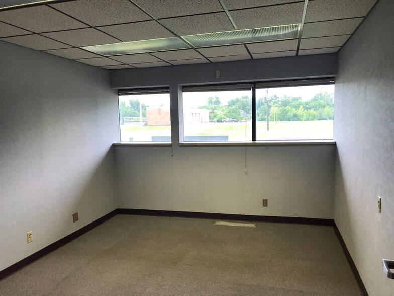 More Photos Of 21101 E State Route 78, Independence Light Distribution For Lease