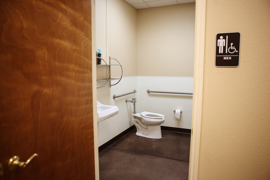 More Photos Of 2103 Longwood Dr, Brenham Warehouse For Lease